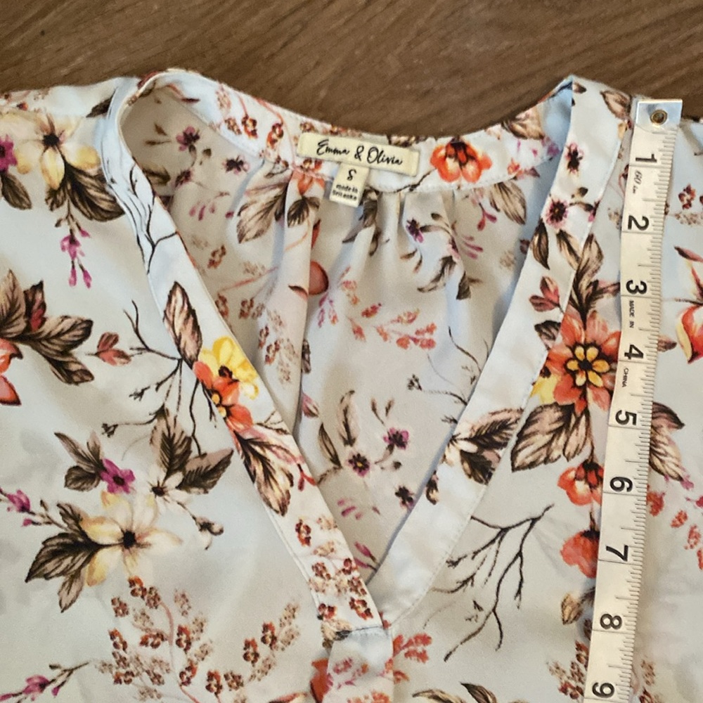 🥭 (4 for $15)!Light blue floral blouse Emma and Olivia - Picture 7 of 9